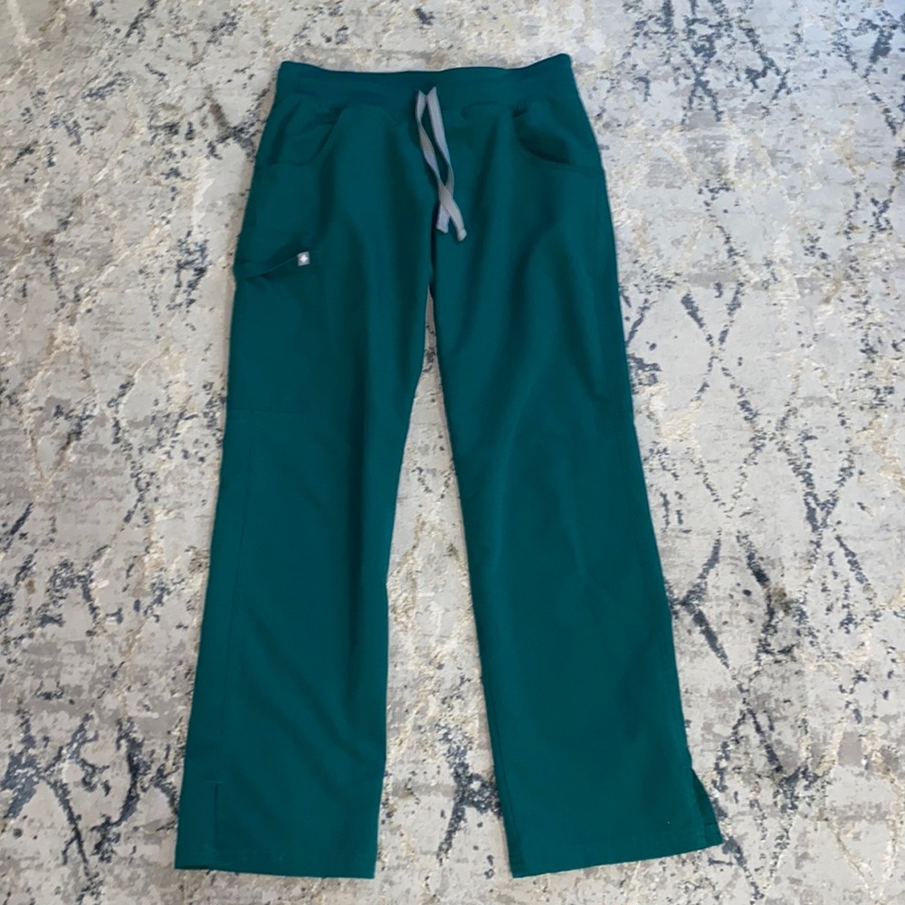 FIGS Hunter Green Cargo Scrub pants